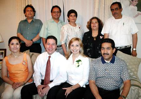 Marí Teresa Díaz, ClaudiaAvilés, Javier Azpilcueta, Rosario Cabello, René Udabe, Carlos Medina y Antonio DElgadillo les ofrecieron una despedida de solteros a Alberto Iparrea y Cecilia Castillo.