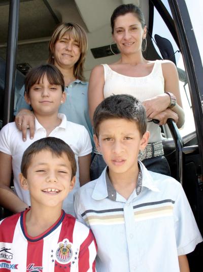 Adriana de Arce con sus hijos Moy y Ramiro Ortiz, Arlette y Ramiro Ortiz.