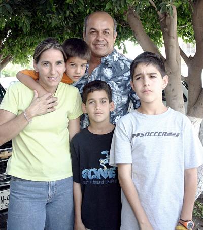 Paulina Diez de Medrano y Wicho Medrano con sus hijos Diego, Andrés y Luis.