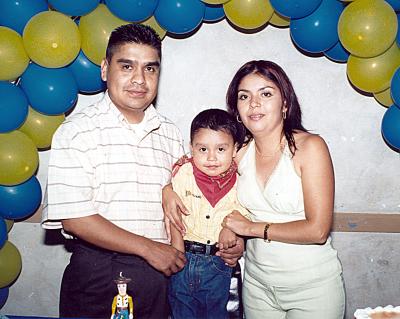 Irving Gerardo Saucedo Tapia junto a sus papás, Nazario Saucedo y Sandra Tapia, el día que festejó su tercer cumpleaños.