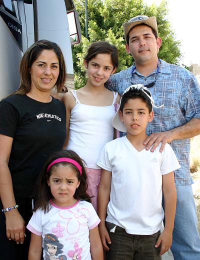 Alfonso Mireles acompañado por su familia Bety, Bea, Alfonso y María Mónica.