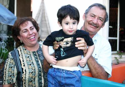 09 de junio
Humberto Urby de la Cruz acompañado por sus abuelitos, en la fiesta que se le ofreció con motivo de su segundo cumpleaños