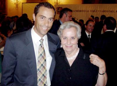 08 junio 
Alejandro Gómez Martín con su mamá.