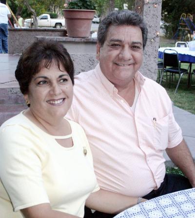 Miguel González y Olga Ibarra de González, en un festejo infantil.