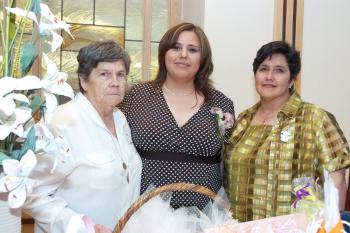 Ángeles de Castro recibiói sinceras felicitaciones, en la fiesta de canastilla que le organizaron su mamá, Ángeles Flores Velasco y su abuelita, Coco Velasco de Flores, en honor del bebé que espera.