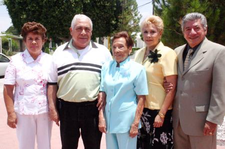 María de Jesús Miranda de García celebró 870 años de vida con un convivio que le ofrecieron María Bertha de Ramírez, Hugo Leonel Ramírez, José Cruz García Miranda y Rebeca Rodríguez de García.