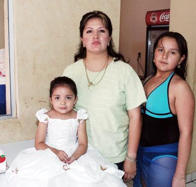 Karla Isela y Nora Karina Diaz disfrutaron de una alegre fiesta infanyil, que les organizó su mamá, Nora Isela Barrera Díaz.