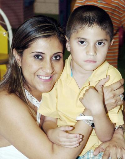 10 de junio
 Luis Gustavo Sánchez junto a su mamá Laura de Sánchez, el día que festejó su séptimo cumpleaños.