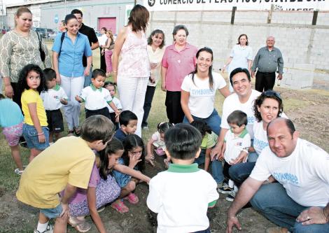 PROXIMO GIMNASIO PARA NIÑOS

Con el fin de construir el nuevo edificio donde se albergará conocida firma infantil, se invitó a muchas familias a colocar la primera piedra, se contó con la participación del propietario Max Silerio Díaz y su señora.