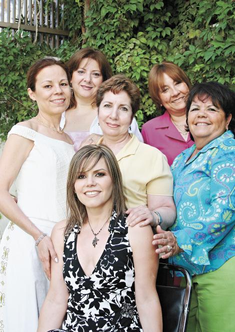 Lucía Amezcua García, Lucía Amezcua Fletes, Graciela Esther Padilla de Vargas, Irma Bocanegra de Padilla y María Elva Velazco de Padilla  acompañando a Silvia