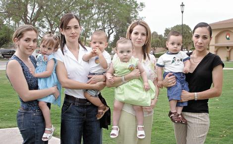 Marcela Pruneda y Sofía Carmona, Bárbara Molina, y Víctor Vega, Laura Iturriria y Arantza Arizpe e Ivette Monroy y Alejandro Chaúl