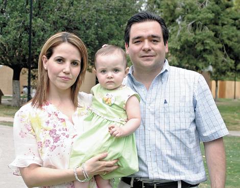 Laura Iturriria de Arizpe y Raúl Arizpe Wolff con su pequeña hija Arantza