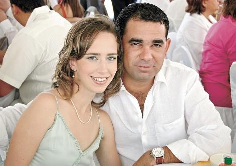 Lizette Aguiñaga de Helguera y Ramón Helguera