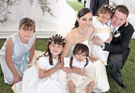 Los niños Andrea Oviedo Pérez, Camila Peña Loza Oviedo, Ricardo Fernández Valenzuela y Fabiana Peña Loza Oviedo acompañando a los novios