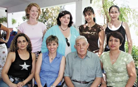 Rebecca Rasband, Laura Eraña, Sanjuis Montes, Mónica Rocha, Laura Barbosa, Maricarmen Garza y Lourdes Huerta acompañando a Don Hernando Garrido