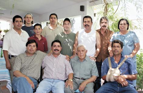 Don Hernando Garrido con sus hijos Rafael, Ricardo, Carlos, Roberto, Luis, Hernando, José, Soco, Jorge, Paco y Roberto Garrido