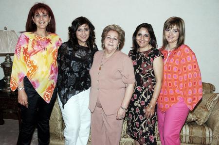 Socorro Arratia de Giacomán en compañía de Lety, Coco, Lore, y Jackie, en la reunión que le ofrecieron con motivo de sus 75 años de vida.