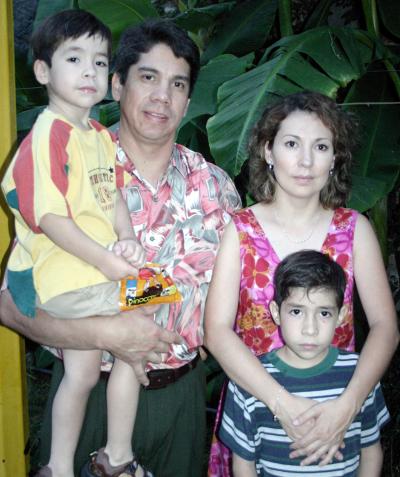 César de la Cruz, Karen Villarreal, Daniel y Manuel de la Cruz Villarreal.