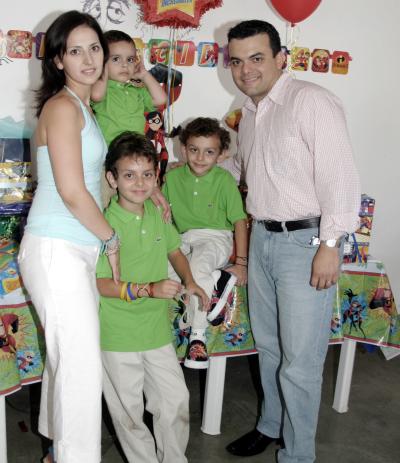 Diego Núñez Borbolla acompañado por sus papás, Daniel Núñez y Mónica Borbolla de Núñez, y por sus hermanos Franco Daniel y Patricio.