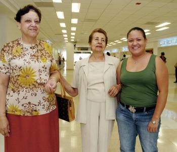 11 de junio
Consuelo Molina viajó a Tijuana y fue despedida por Marcela Estrada y María de la Luz Sánchez