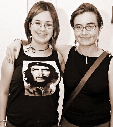 Esther Arce Barceló y Gaby Caballero.