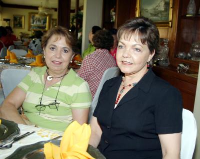 Rosa Alicia Valdés y Angélica G. de Madero.