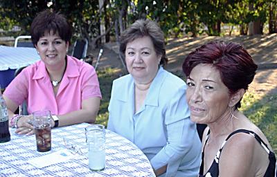 13 junio 
Virginia Ibarra, Tere Jáuregui y Virginia de Valerio, en reciente fiesta.