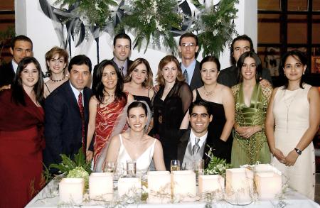 Los felices novios Alicia Estrada Murra y David Rangel Vallari, acompañados por un grupo de amigos en su recepción de boda.