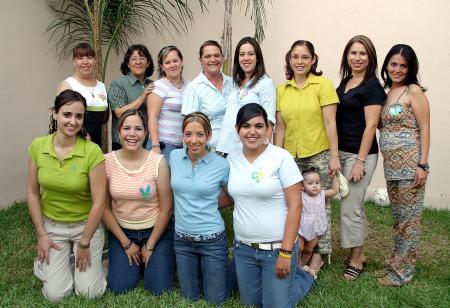 Mague Tosca de Marín junto a sus amigas Charo, Sandra, Irma, Valeria López, Adriana de Martínez, Adriana Cepeda, Cecy, Lily, Valeria Haro y Mariana, quienes le organizaron una fiesta de canastilla