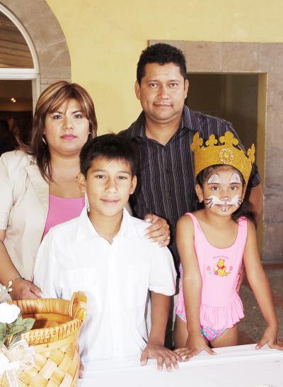 Adolfo e Ysel Delgado NIño festejaron sus cumpleaños, con un convivio que les ofrecieron sus papás, Adolfo Delgado Huerta y Edith Niño Valdivia en diás pasados.