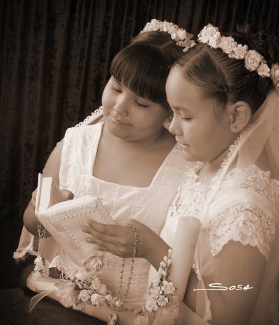 Azucena y Aylin Orozco Rodríguez, en una fotografía de estudio con motivo de de su primera comunión.