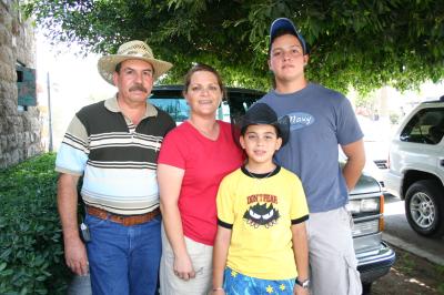 Carlos Guzman acompañado de su esposa Charo y sus hijos Carlos y César.