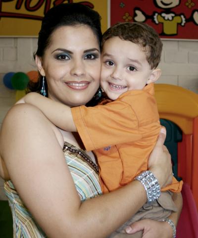 Fernando Campos Montañez junto a su mamá, Cecilia Montañez de Campos, quien lo festejó por su tercer cumpleaños..