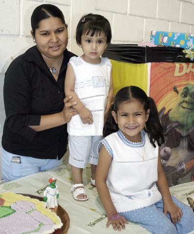 Irán y Brenda Lastra Moreno fueronfestejados por su mamá, Irán Moreno Gómez, quien les organizó una divertida piñata por sus respectivos cumpleaños