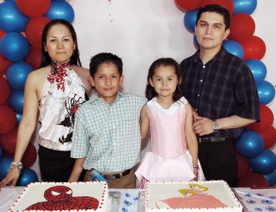 Los festejados junto a sus papás, María Isabel Luna de Solorio y C.P. Eduardo Alfonso Solorio Vega