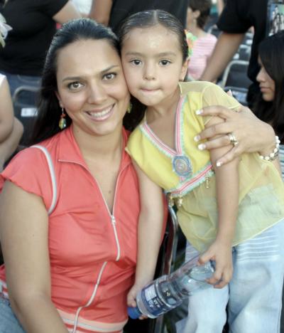 Mónica López y su hija Aixa.