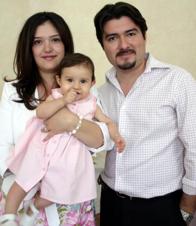 Nadia Simental de Acosta y Eduardo Acosta y la pequeña Victoria Rodríguez, en un agradable convivio.