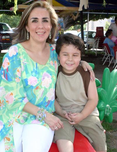 Pedro Antonio Fierro Orozco acompañado por su mamá,m Ana Isabel Fierro, quien le preparó una merienda con motivo de su sexto cumpleaños.