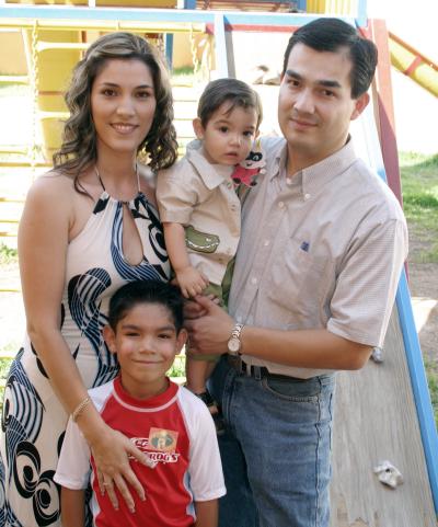 Pablo Elián Frías Delgado captado junto a sus papás, Selene Delgado de Frías y David Frías Martínez y su hermano David