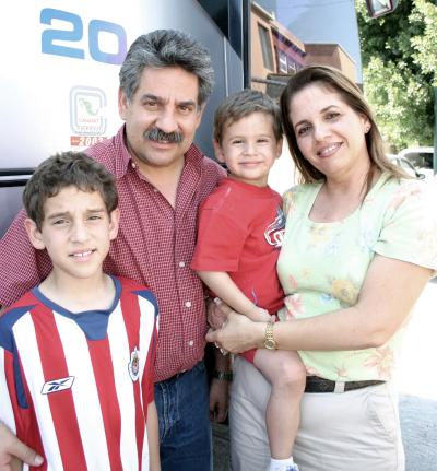 12 de junio
Salvador Pérez Fajer, Cecilia Estrada de Pérez, Salvador y Alfredo Pérez Estrada, captados en pasada reunión.