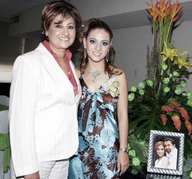 La feliz festejada,  Rocío Borbolla acompañada de su mamá, María del Socorro Vargas de Borbolla.