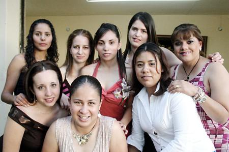 Cecilia del Rocío Villalobos Pinedo acompañada por sus amigas Vivis, Gaby, Claudia, Tere, Mony, Lety y Nelly, en la despedida de soltera que le organizaron recientemente.