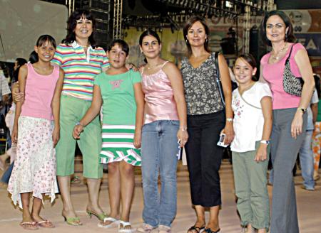 Lupita de Murra, Lizeth y Natalia Murra, Susana de Murra, Marian Murra, Laura y María Córdova.