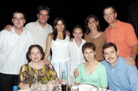 Virginia de murra, Óscar Murra, Alberto Torres, Gerardo Torres, Naxiely de Torres, Marcelo Torres Jr., Gaby de Montaña, Jorge Montaña y otra amiga.