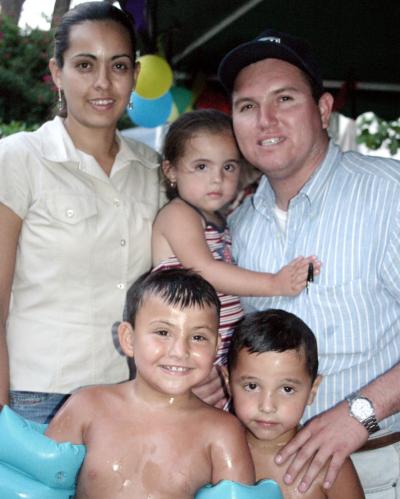 León Van der Elst Castillas, Lorena de Van der Elst, León, Eduardo y Érika Van der Elst Torres, en una fiesta.