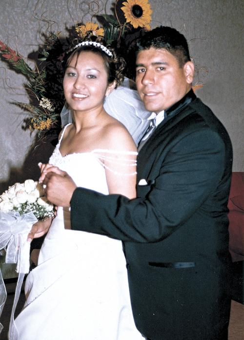 Ing Julio César González Garza y Srita. Carla Irene Pérez Chávez recibieron la bendición nupcial en la parroquia del Sagrado Corazón de Jesús en Ciudad Juárez Chih. el 05 de marzo de 2005.