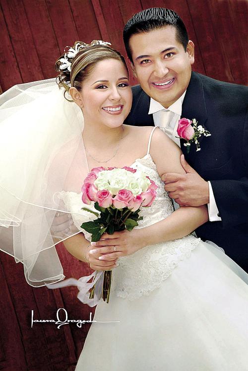 Ing. Carlos A. Collins Sánchez y la Srita. Alma E. Alemán contrajeron nupcias el pasado nueve de abril de 2005 en la parroquia de Los Ángeles.