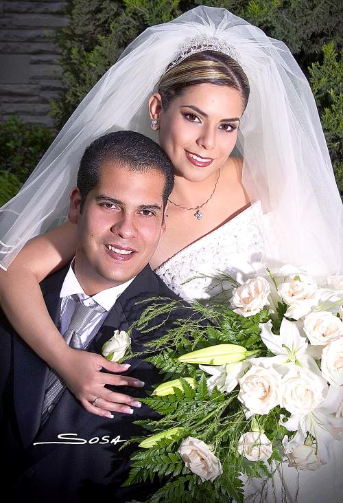 Ing. Francisco Gerardo Ortiz Faudoa y Lic. Laura Alicia Esparza Seáñez contrajeron matrimonio religioso en la parroquia de la Sagrada Familia, el sábado 16 de abril de 2005.