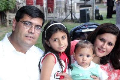 Yanko Hiram Mendoza, Olga González, Mariana y Valeria Mendoza, captados en una fiesta infantil.