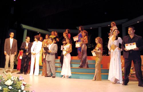 Ante una hermosa escenografía, ambientación de luz y sonido se llevó a cabo el martes por la noche en el Teatro Alberto M. Alvarado, el certamen para elegir a la Reina y Princesa de la Expo Feria Nacional Gómez Palacio 2005, quien ahora ostenta el título de Reina del Centenario.